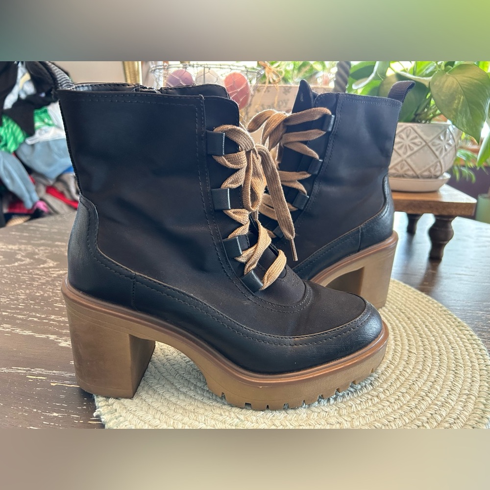 Super cute Womens boots.  Size 7.5